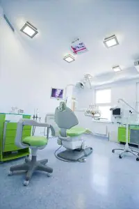 غرفة علاج أسنان حديثة في عيادة Neo Dentica مجهزة بأجهزة متطورة