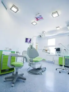 غرفة علاج أسنان حديثة في عيادة Neo Dentica مجهزة بأجهزة متطورة