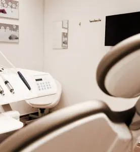 غرفة علاج أسنان بمعدات حديثة في مركز Estetica لطب الأسنان