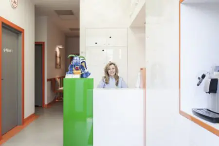 Mostrador de recepción en la clínica DentaCare Garbary en Poznan con interior moderno
