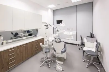 Sala de tratamiento dental con equipo moderno en DentaCare Garbary, Polonia