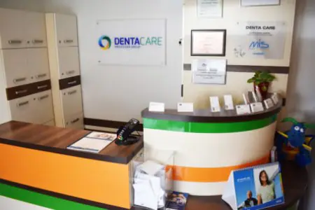 Mostrador de recepción en la clínica DentaCare Garbary con interior dental moderno en Polonia
