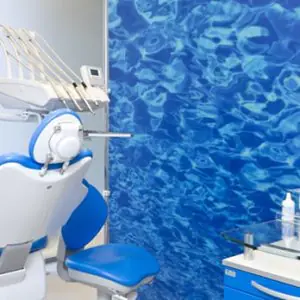 Sala de tratamiento dental moderna en Dentopolis con decoración azul y equipo avanzado