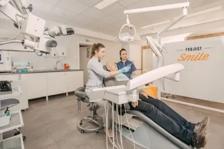 غرفة علاج الأسنان بمعدات حديثة في Project Smile Dental Clinic غدانسك