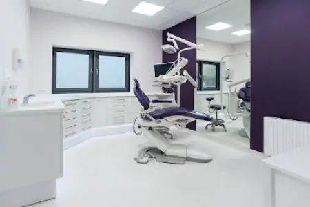 Sala de tratamiento dental moderna en Impladent Medical & Dental Clinic, Gdańsk