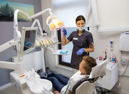 Sala de tratamiento dental en Mediss Dentysta Gdańsk con equipo moderno y dentista