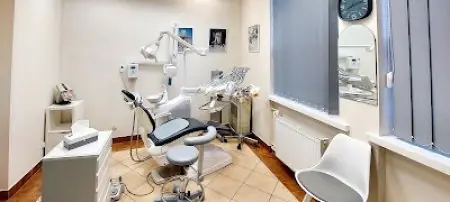 غرفة علاج أسنان بمعدات حديثة في GSL Dentist، غدانسك، بولندا