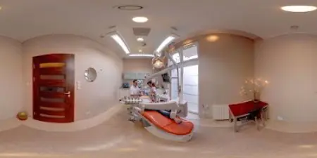 غرفة علاج الأسنان في Dental clinics Podralscy بمعدات حديثة وكرسي برتقالي