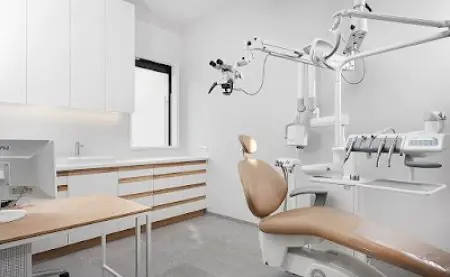 Sala de tratamiento dental con equipo moderno en Perfect Smile Clinic