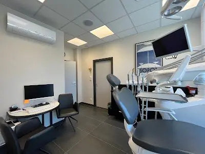 غرفة علاج الأسنان بمعدات حديثة في عيادة Medicover غدانسك