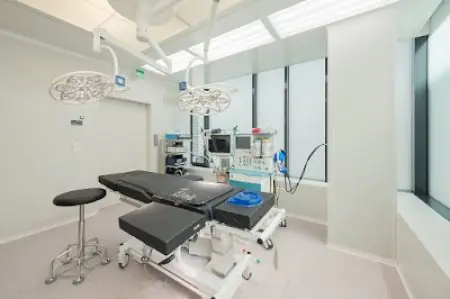 غرفة عمليات حديثة في Laser center PRO Beauty مزودة بمعدات جراحية متقدمة