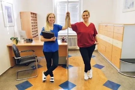 مكتب موظفي معهد الطب التجميلي مع ممرضات ومساحة عمل حديثة