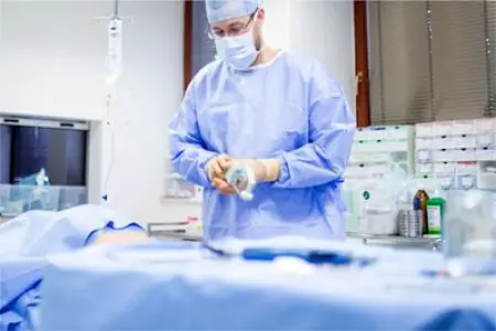 غرفة عمليات في Plastic Surgery Prague مع جراح ومعدات طبية حديثة