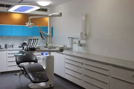 Sala de tratamiento dental con equipo moderno en Dental Care Center Black Swan