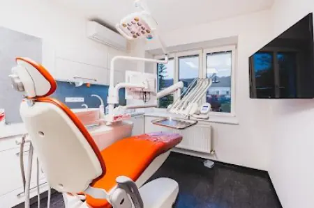 غرفة علاج أسنان حديثة بمعدات متطورة في CDC Dental Clinic