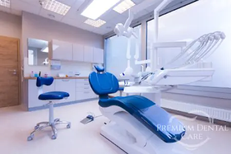 Sala de tratamiento dental moderna en Premium Dental Care con equipo avanzado