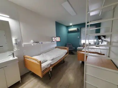 غرفة مرضى في عيادة الدكتور أورزان ألبرت للتجميل بودابست مع أسرّة طبية