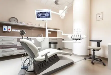 غرفة علاج أسنان بمعدات حديثة في عيادة Budapest Top Dental