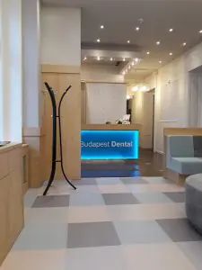 Área de recepción en Budapest Dental Dentistry, distrito XIII de Budapest, interior moderno