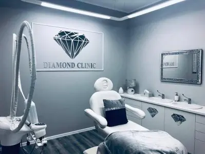 غرفة علاج تجميلي في Diamond Clinic بمعدات حديثة وديكور عصري