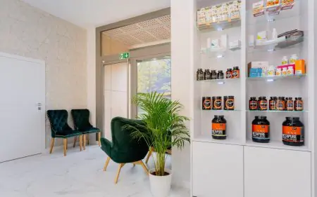 منطقة انتظار في Wellclinic Gdańsk مع عرض مكملات غذائية ومقاعد حديثة