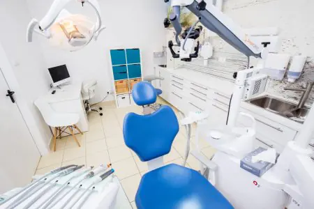 غرفة علاج أسنان حديثة في عيادة Dentineo مزودة بمعدات متقدمة