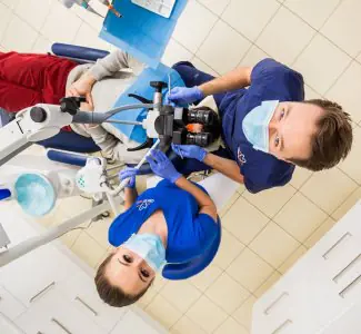 إجراء أسنان باستخدام المجهر في عيادة Dentineo، معدات حديثة