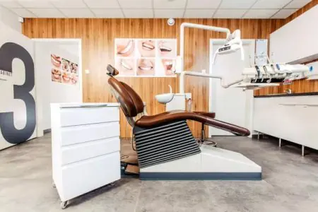 غرفة علاج الأسنان بمعدات حديثة في Project Smile Dental Clinic غدانسك