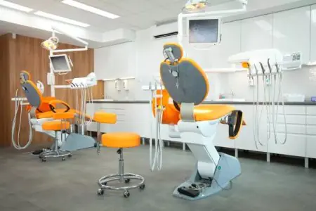 غرفة علاج أسنان حديثة في Project Smile Dental Clinic غدانسك مع معدات متطورة