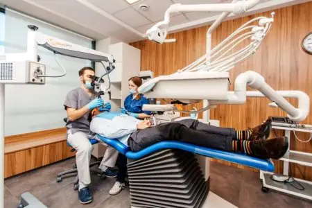 غرفة علاج الأسنان في Project Smile Dental Clinic غدانسك مع معدات حديثة