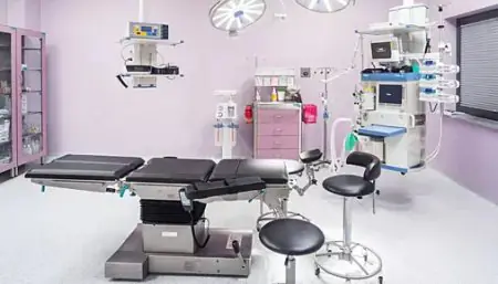Quirófano moderno en Impladent Medical & Dental Clinic en Gdańsk con equipo avanzado