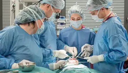 Equipo quirúrgico realizando operación en Impladent Medical & Dental Clinic, Gdańsk