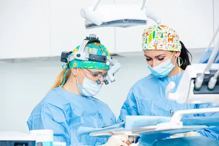 جراحو الأسنان يجرون عملية في عيادة Dentist - Dental - Prodent Gdańsk Madison
