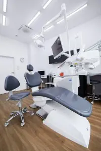 Sala de tratamiento dental moderna en Mediss Dentysta Gdańsk con equipo avanzado
