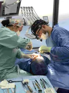 Cirugía dental en Mediss Dentysta Gdańsk con equipo moderno y equipo quirúrgico