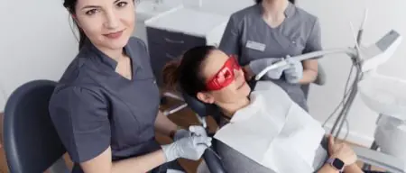 Equipo dental realizando tratamiento láser en Mediss Dentysta Gdańsk