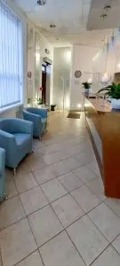 منطقة الاستقبال والانتظار في عيادة GSL Dentist في غدانسك بمقاعد حديثة