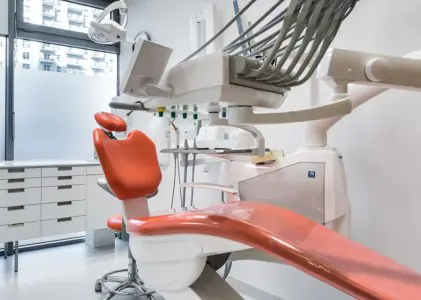 غرفة علاج أسنان حديثة في Dental clinics Podralscy مزودة بمعدات متقدمة