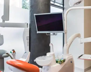 غرفة علاج أسنان حديثة في Dental clinics Podralscy مزودة بمعدات متطورة