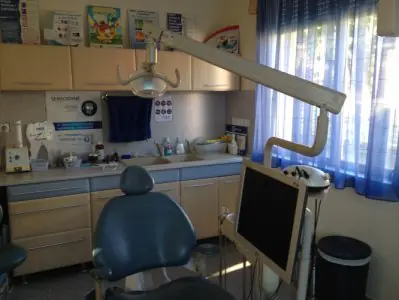 Sala de tratamiento dental con equipo moderno en la clínica Debrecenimplant