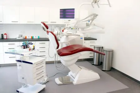 غرفة علاج أسنان بمعدات حديثة في K2 Medical & Dental Clinic
