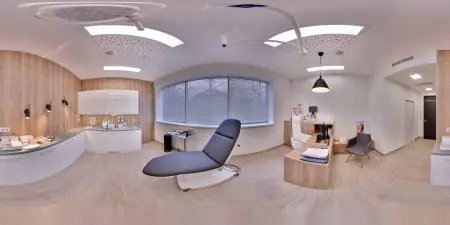Sala de consulta en Perfect Clinic con equipo médico moderno, Praga