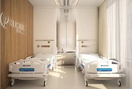 غرفة مرضى بسريرين في Premier Clinic، منشأة طبية حديثة