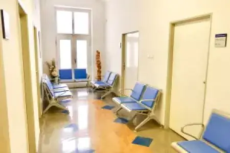 منطقة انتظار بكراسي زرقاء في معهد الطب التجميلي