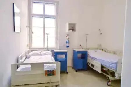 غرفة مرضى بسريرين في معهد الطب التجميلي