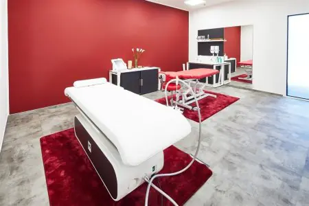 غرفة علاج في ABClinic Art & Beauty براغ مع معدات طبية حديثة