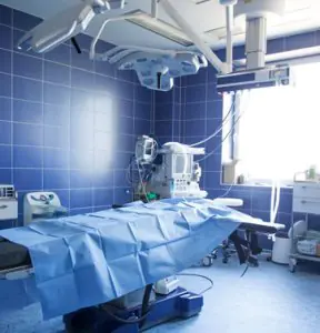 غرفة عمليات حديثة في Plastic Surgery Prague مزودة بمعدات جراحية متقدمة