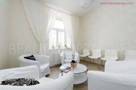 غرفة انتظار في عيادة Beauty in Prague بديكور داخلي أبيض عصري