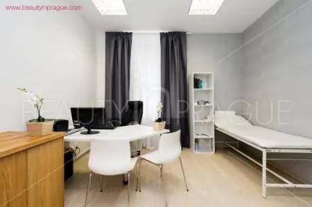 غرفة استشارة في عيادة Beauty in Prague مع مكتب وكراسي وسرير فحص