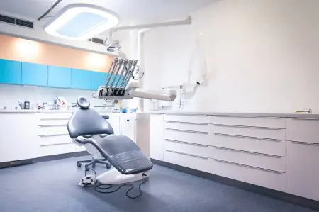 Sala de tratamiento dental moderna en Dental Care Center Black Swan con equipo avanzado
